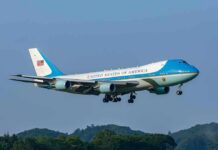Bizarre Slide Pop Halts Boarding Air Force One Boeing 747 on approach