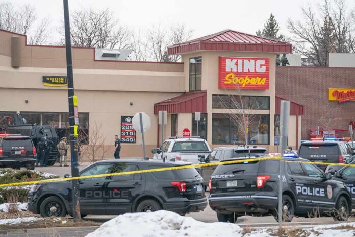 shutterstock_1941388633 Police vehicles outside a grocery store with yellow tape
