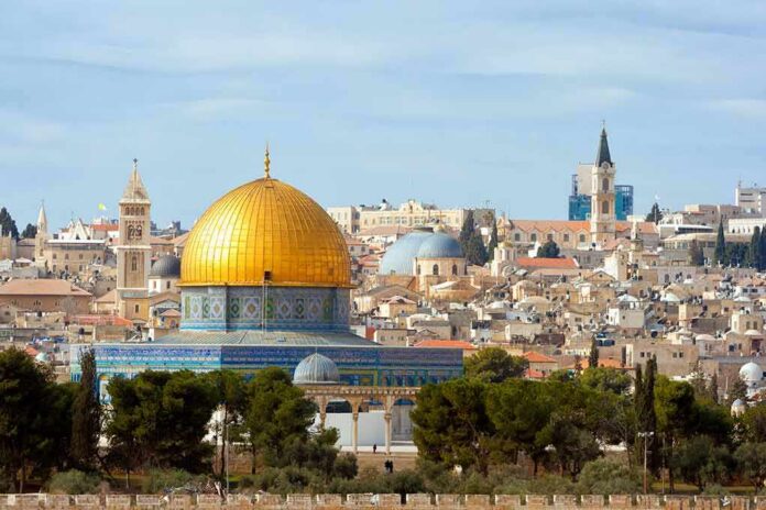 shutterstock_281804450 Dome of the Rock with golden dome in historic cityscape