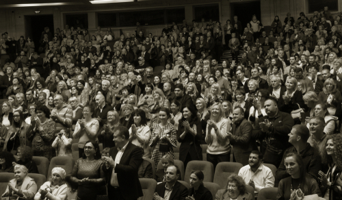 shutterstock_1527457646.jpg featured image Audience giving a standing ovation in theater.
