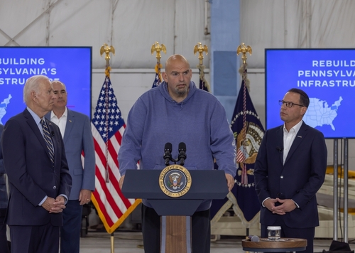 shutterstock_2323728753.jpg featured image I dont know who these people are. Four men give a presentation.